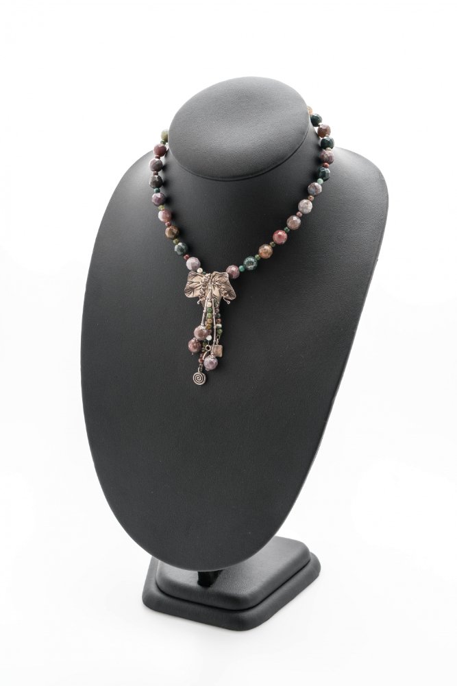 Elephant pendant beaded necklace